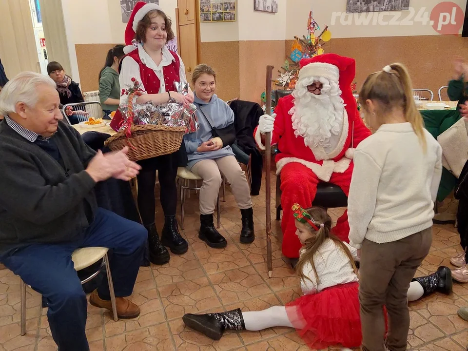 Mikołaj spotkał się z dziećmi i biesiada seniorów w Łaszczynie