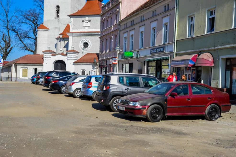 Jarociński rynek był przepełoniony samochodami nawet w środku przebudowy