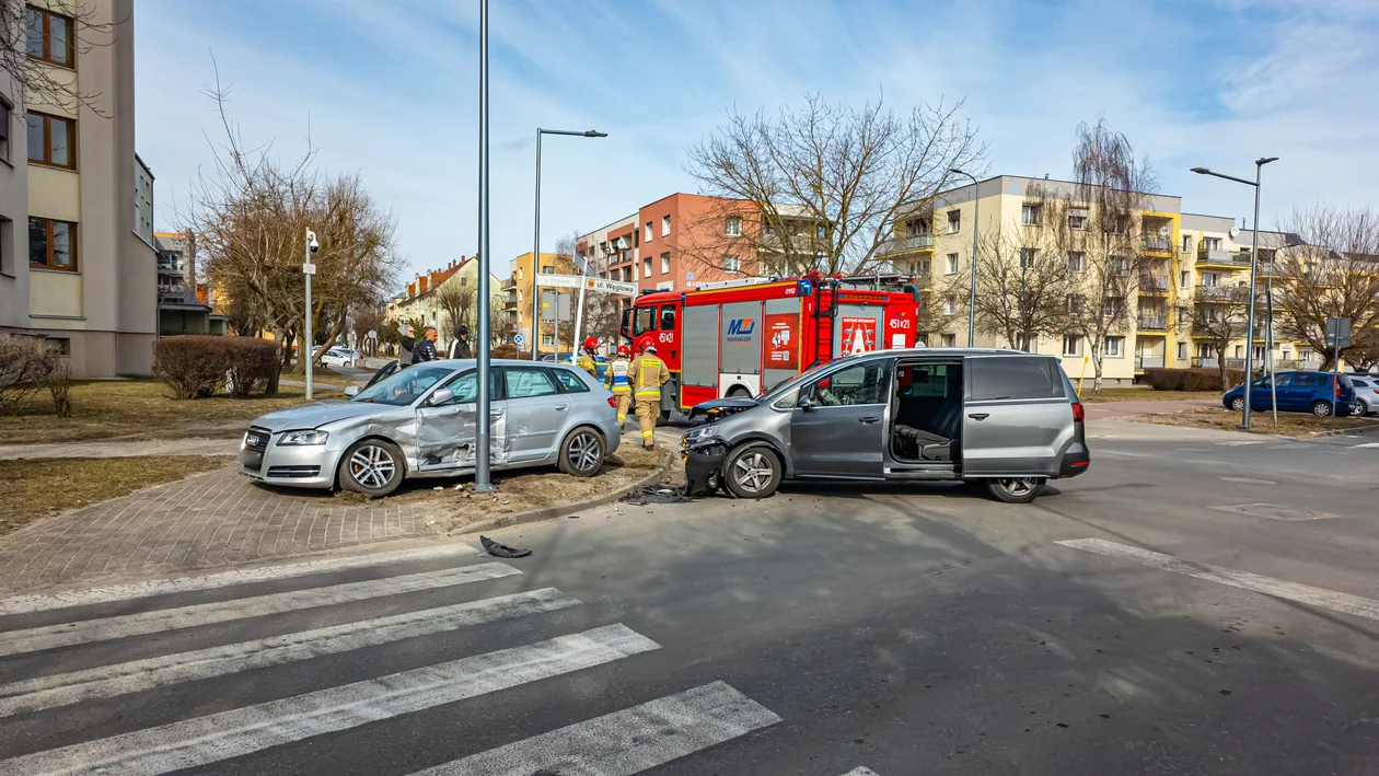 Na skrzyżowaniu ulic Węglowej i Tadeusza Kościuszki w Jarocinie doszło do zderzenia dwóch samochodów osobowych