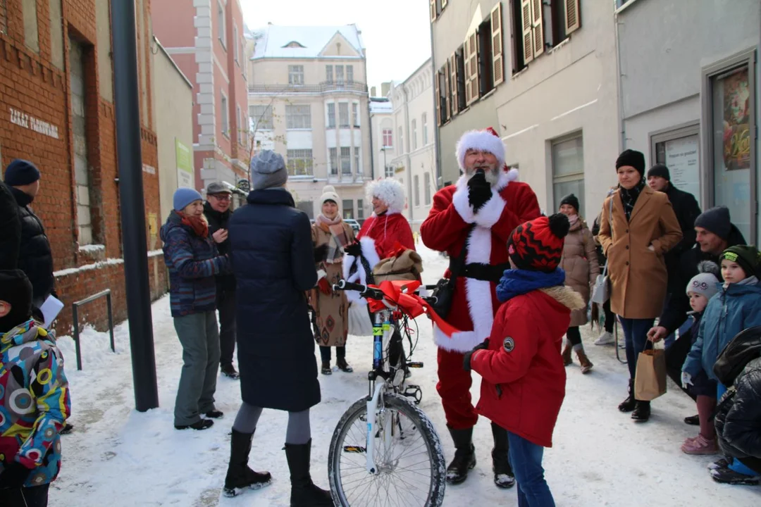 W Jarocinie trwa Jarmark Świąteczny. Św. Mikołaj wjechał na rowerze - Zdjęcie główne
