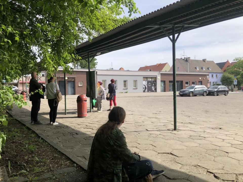 Ławki na dworcu autobusowym w Jarocinie postawiono po prawie dwóch miesiącach