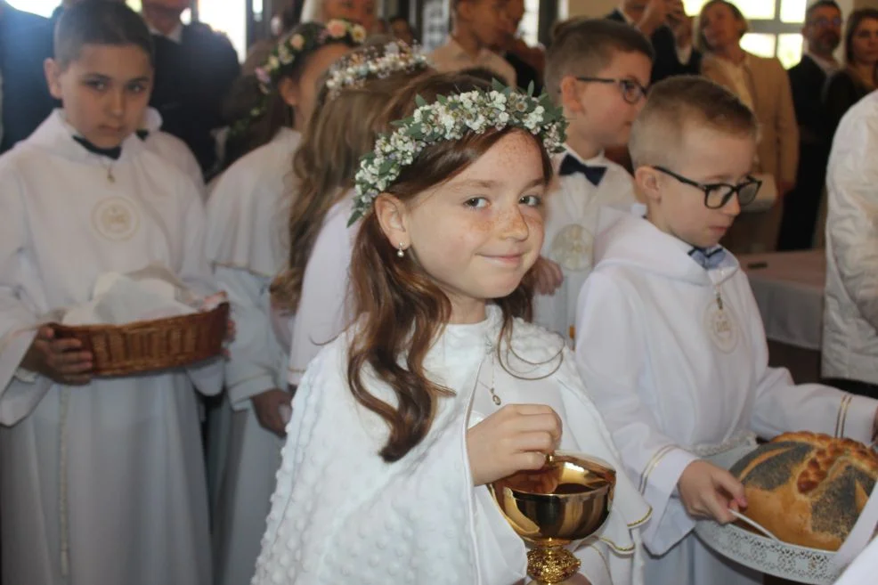 121 dzieci przyjęło dzisiaj Pierwszą Komunię Świętą w parafii św. Antoniego Padewskiego w Jarocinie  [ZDJĘCIA] - Zdjęcie główne
