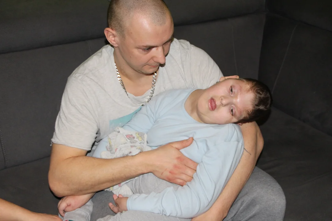 Michałek ma 9 lat. Jest dzieckiem leżącym i wymaga 24-godzinnej opieki