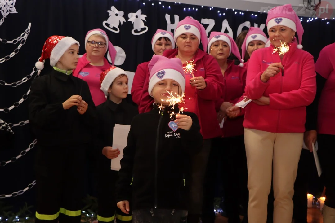 Mieszkańcy Hazów ubierali choinkę w Zielonej Wsi