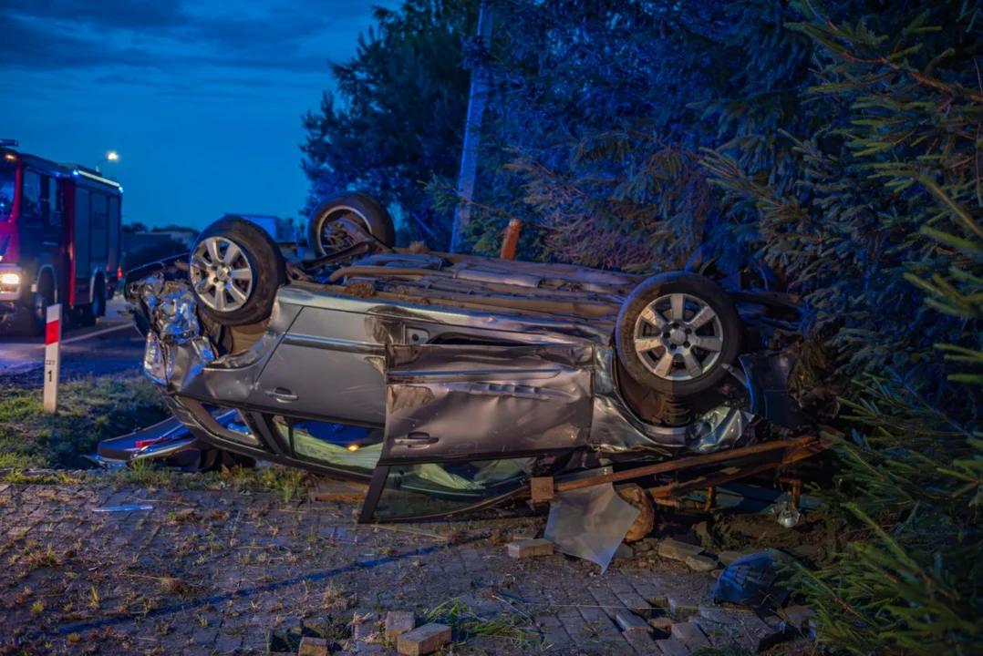 Zderzenie ciężarowego mercedesa z osobówką na DK 12 w Łobzie