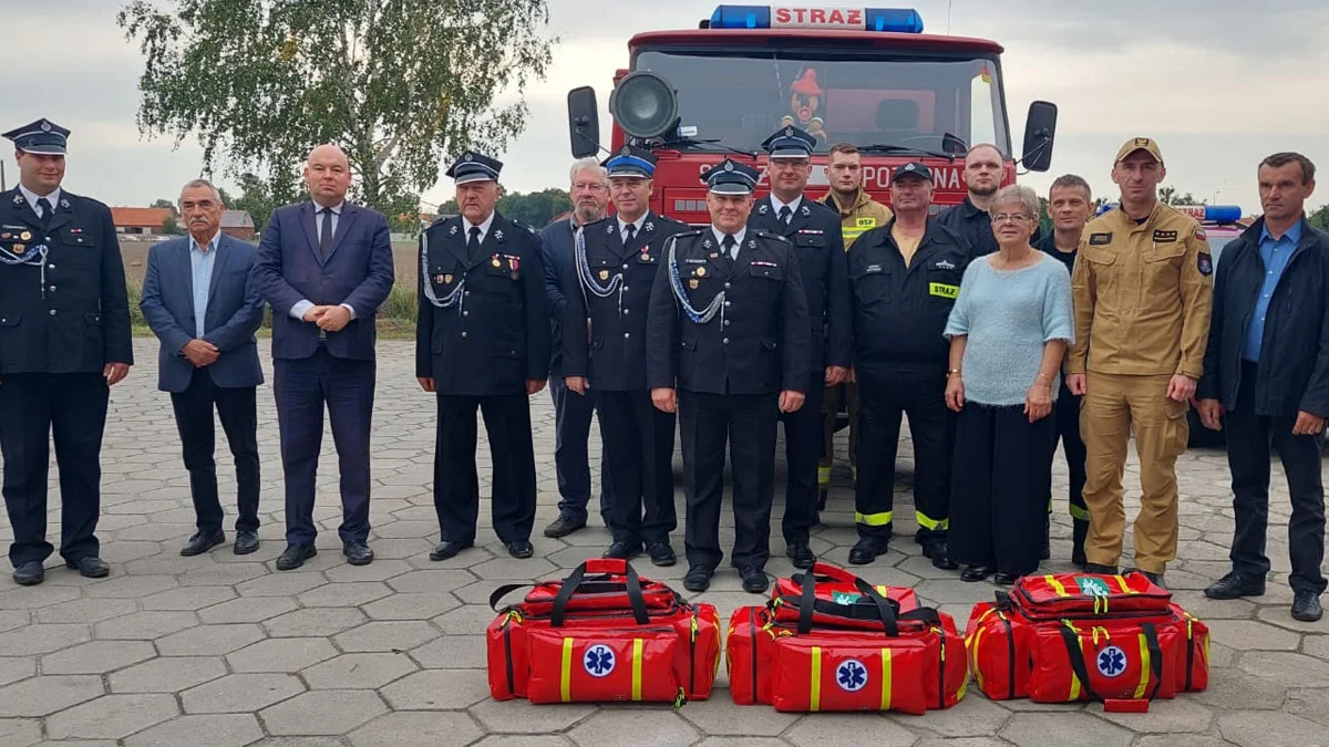 Przekazanie specjalistycznych toreb PSP R1 w ręce strażaków- ochotników z gminy Piaski - Zdjęcie główne