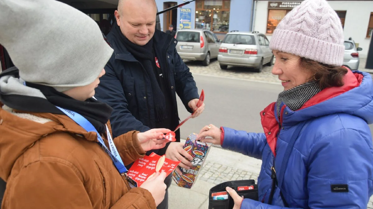 Objazdowy kiermasz ciast WOŚP w Krobi 2024. "Chcemy, żeby Orkiestra zagrała w każdej miejscowości" - Zdjęcie główne