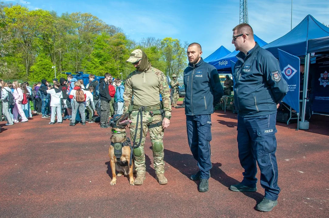Policyjne quady, drony i potężna armatka kradną show na charytatywnym turnieju
