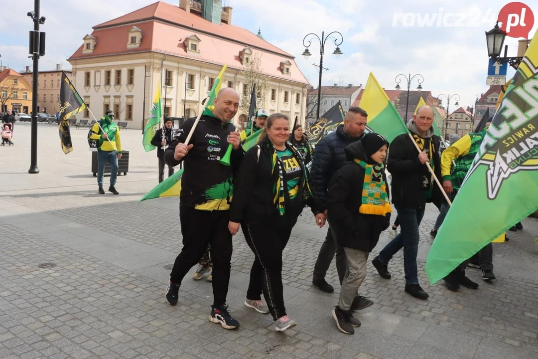 Kibice Kolejarza przeszli ulicami miasta.