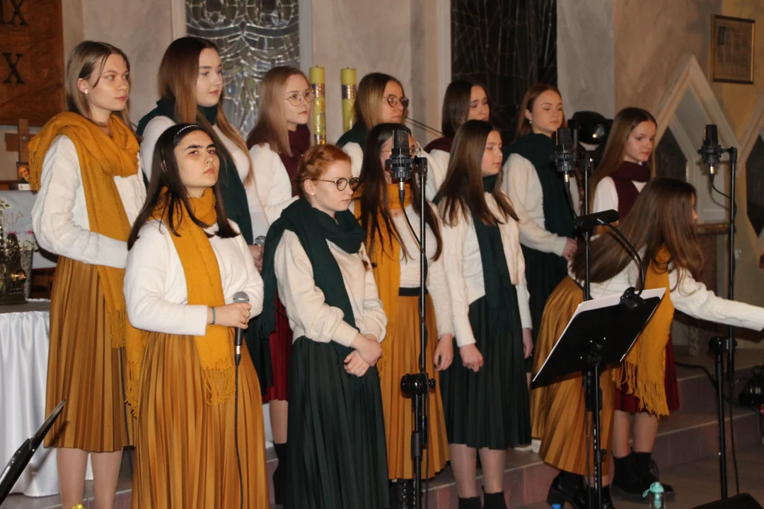 Koncert kolęd w kościele Matki Boskiej Częstochowskiej w Pleszewie [ZDJĘCIA] - Zdjęcie główne