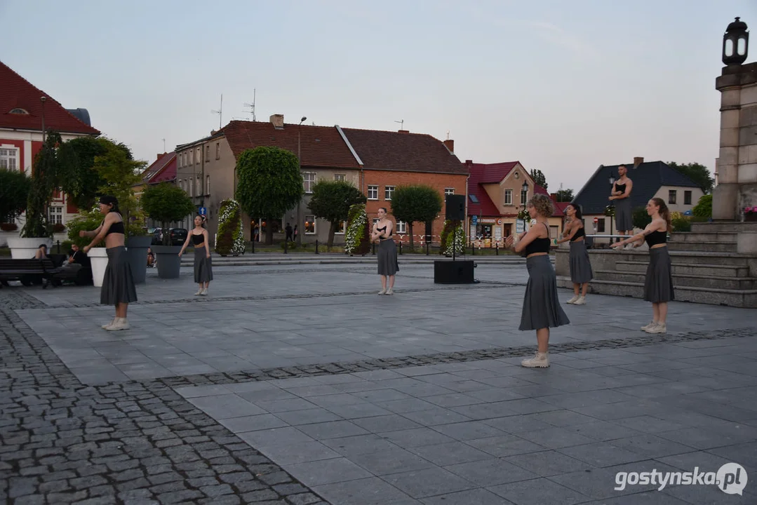 Spektakl teatralny na gostyńskim rynku