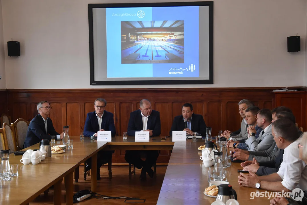 Podpisanie umowy między gminą Gostyń a hutą szkła Ardagh Glass na dostawy ciepła na basen