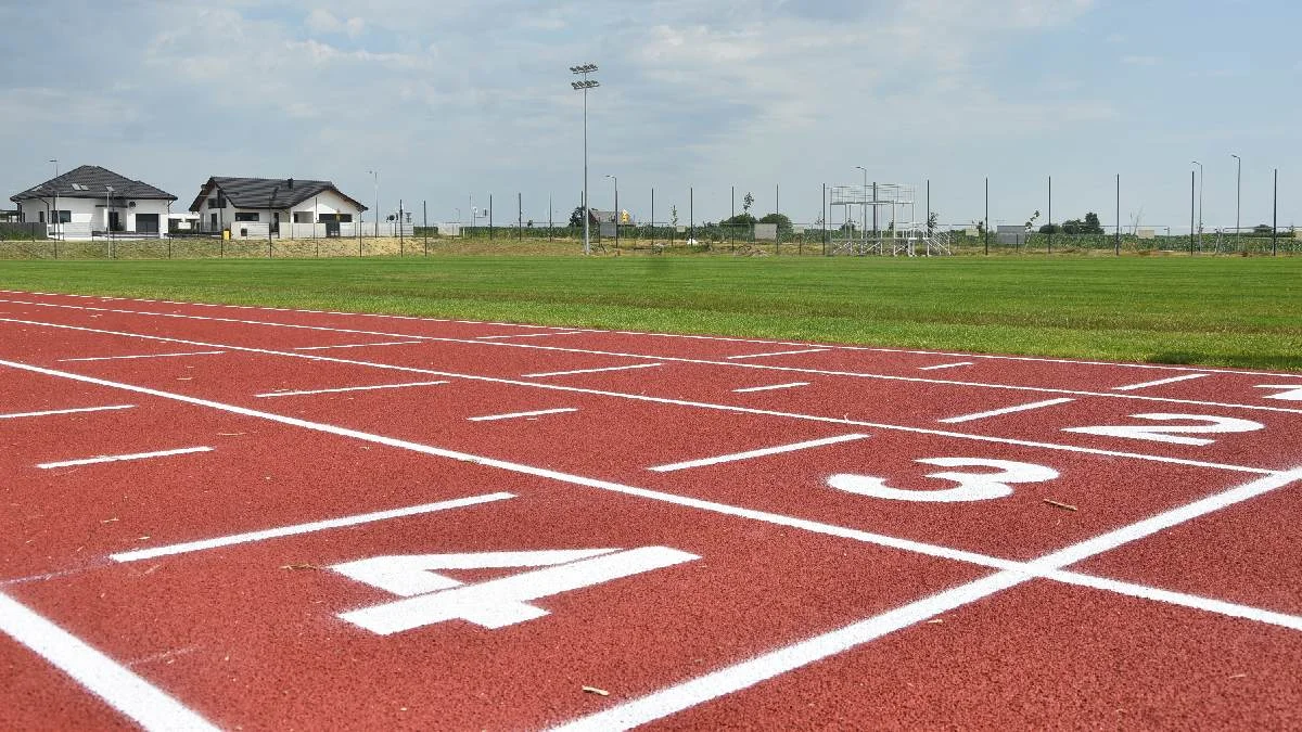 Nowy stadion sportowy w Krobi powinien być gotowy za cztery miesiące. Czy wykonawca zdąży w terminie? - Zdjęcie główne