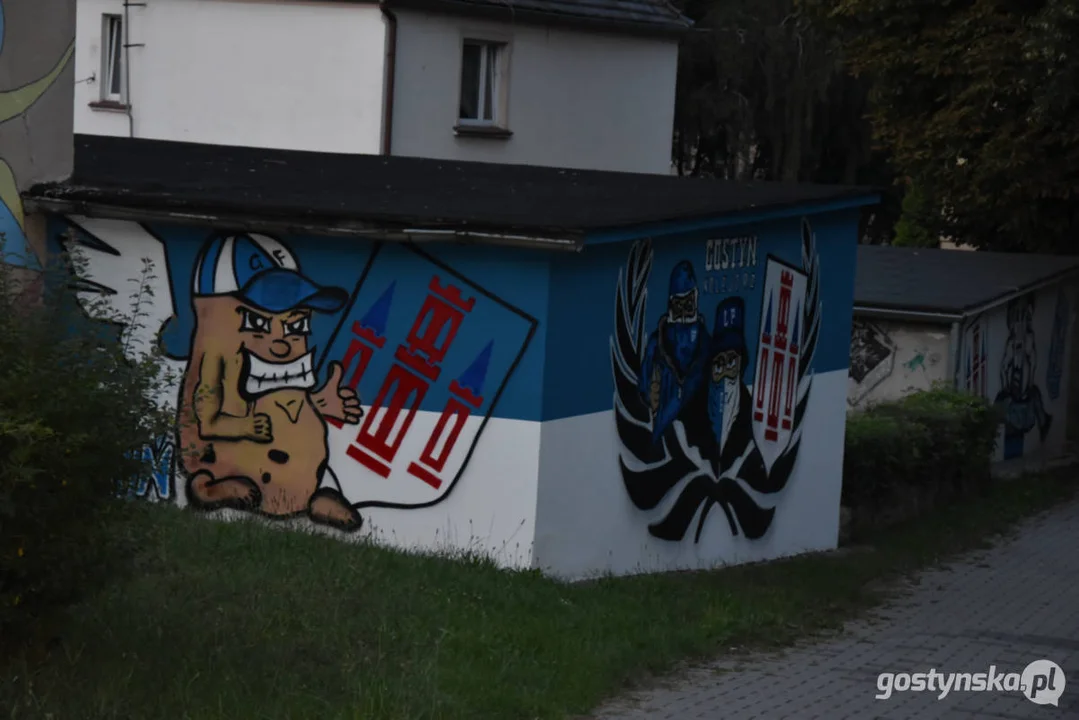 Kolejne grafy gostyńskich fanatyków „Kolejorza”. Murale ozdobiły garaże, a tym samym plac zabaw dla dzieci