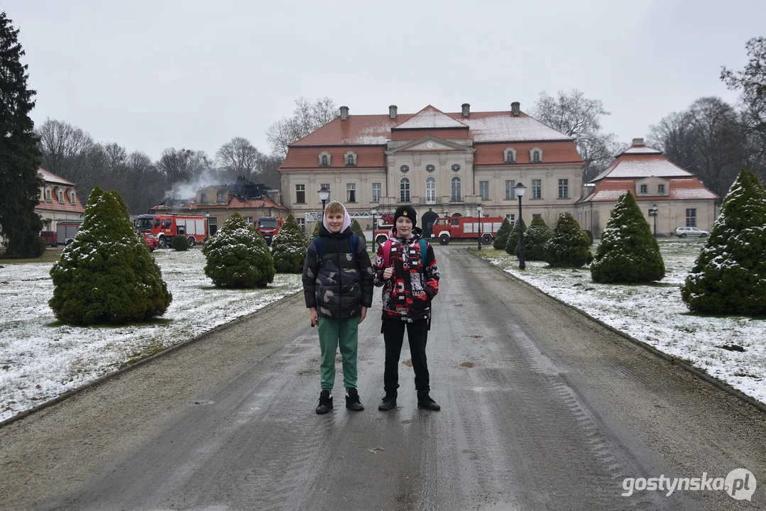 Pożar pałacu w Pępowie. Straż pożarna porządkuje pogorzelisko