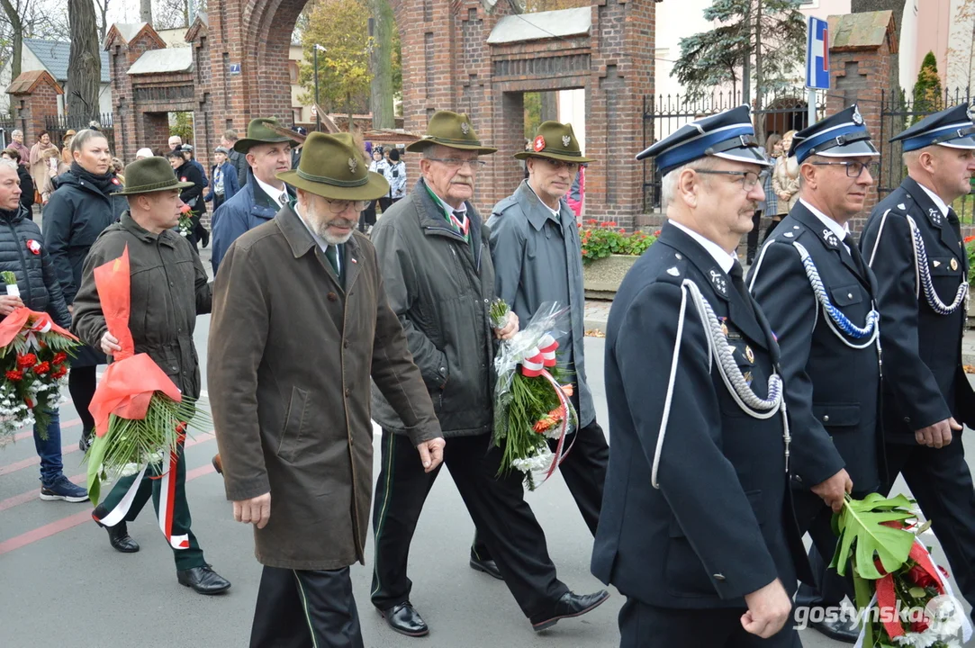 Przemarsz i uroczystości na cmentarzu w dniu 11 listopada w Krobi