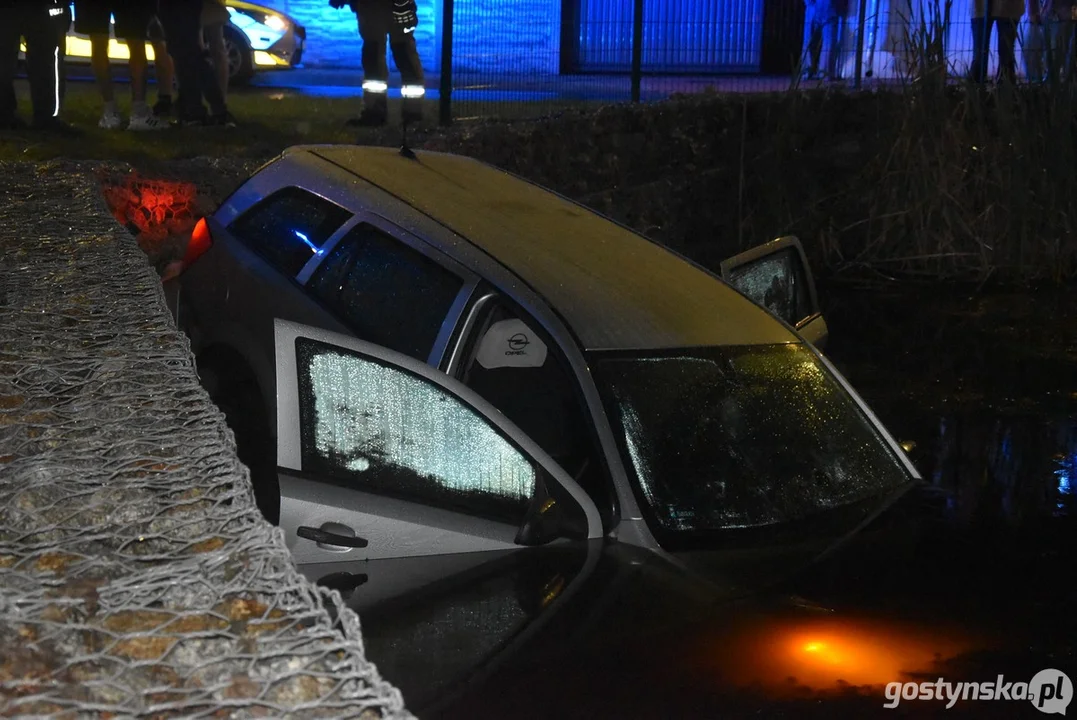 W centrum Krobi auto wpadło do stawu "Kichnera"