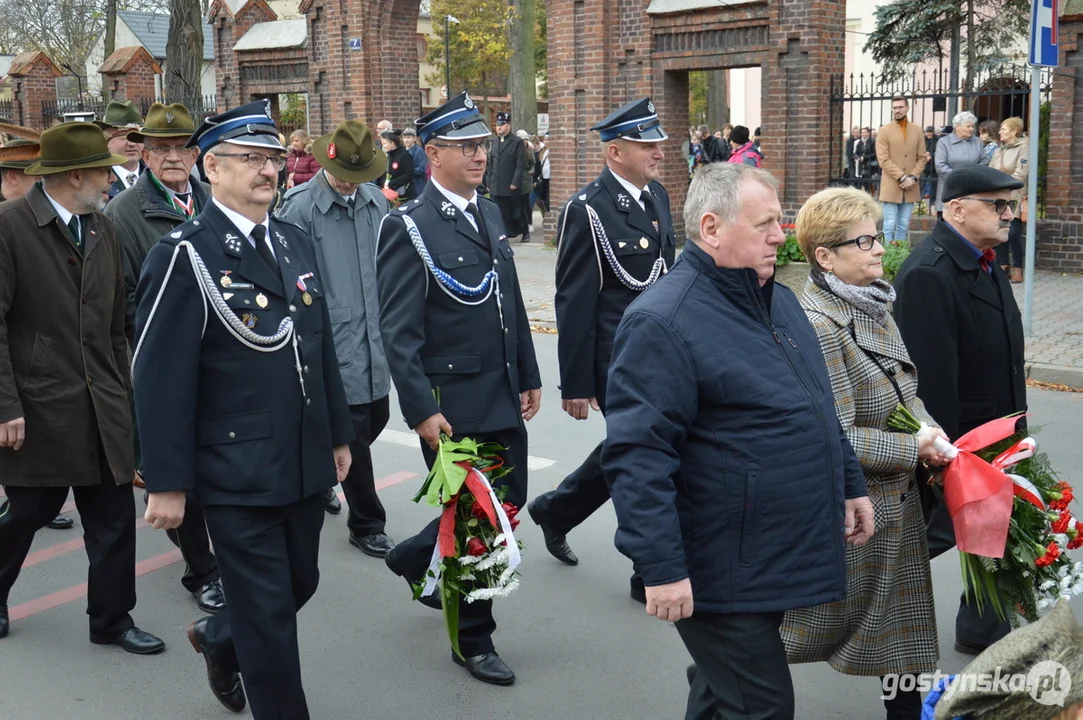 Przemarsz i uroczystości na cmentarzu w dniu 11 listopada w Krobi