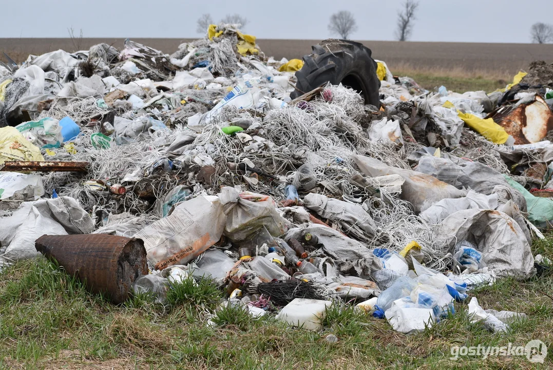 Ogromna hałda śmieci na polu w Żytowiecku