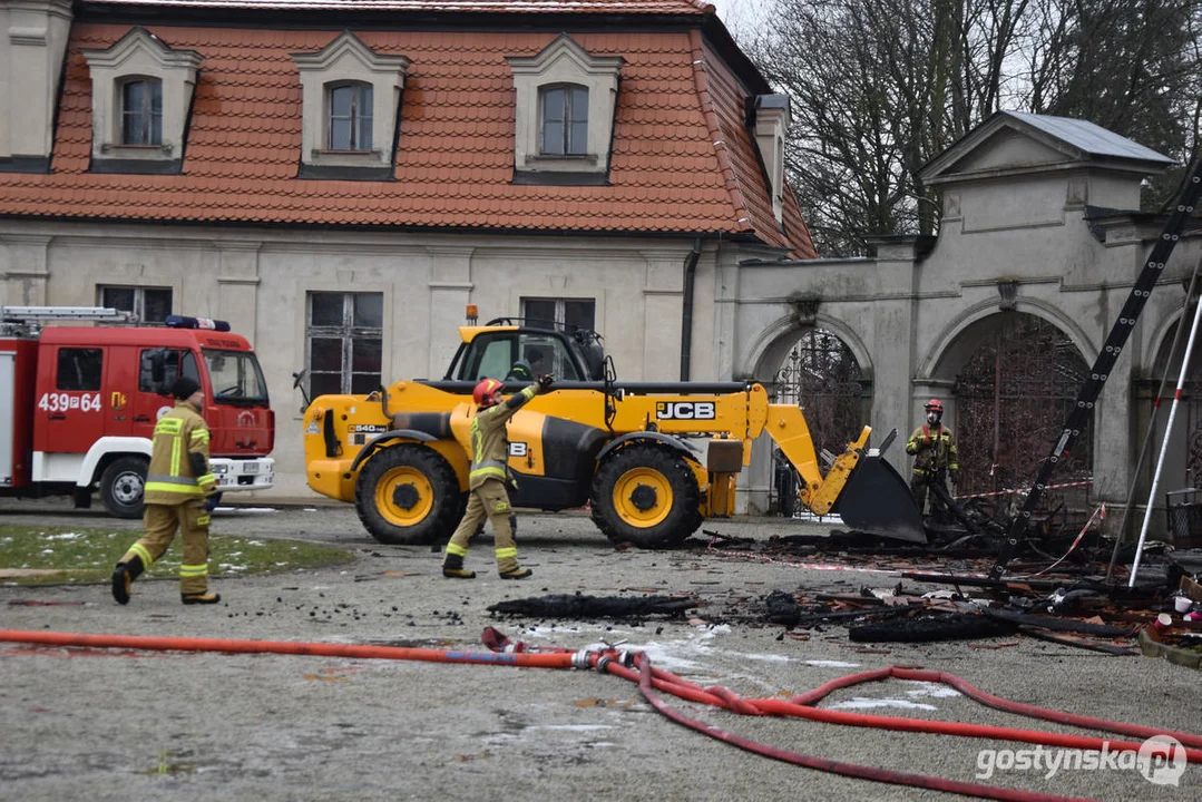 Pożar pałacu w Pępowie. Straż pożarna porządkuje pogorzelisko