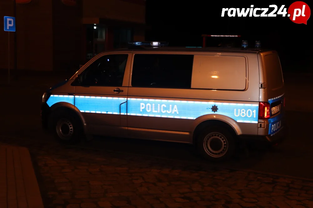 Rawicz. Policjanci uratowali uwięzionego w kabinie mężczyznę