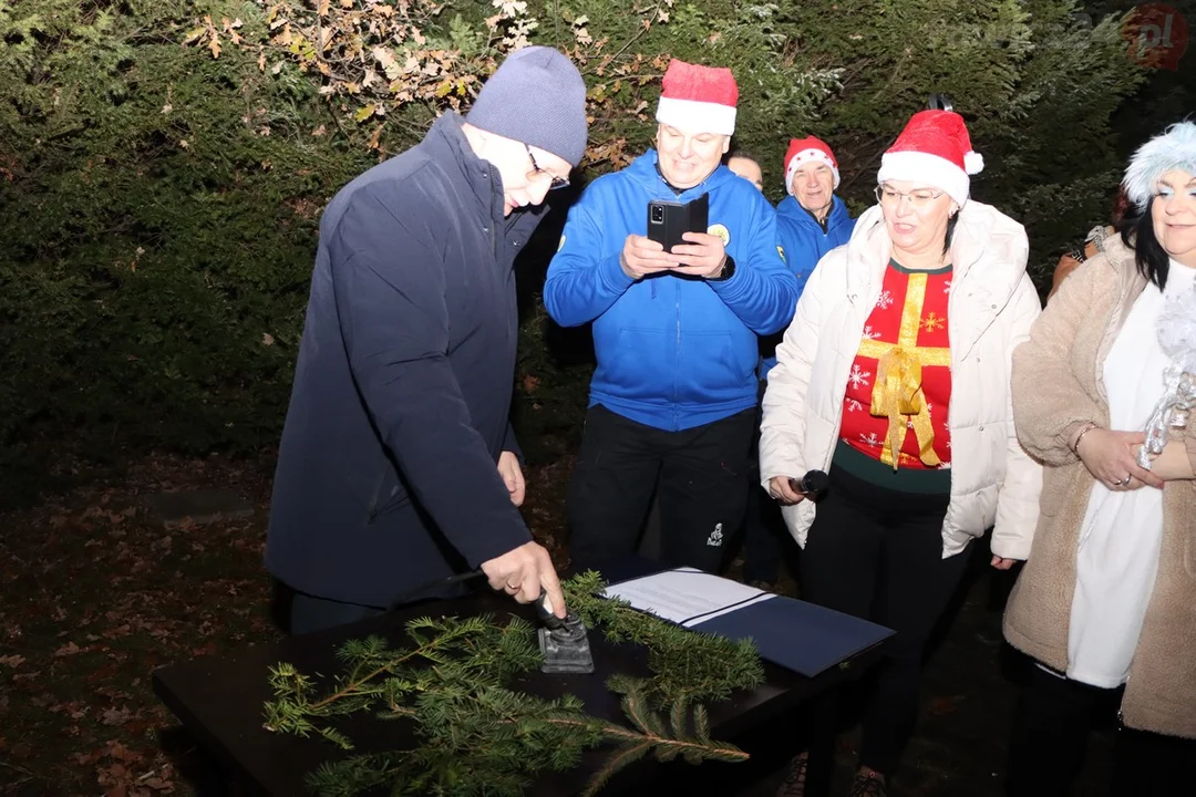 Mieszkańcy Hazów ubierali choinkę w Zielonej Wsi