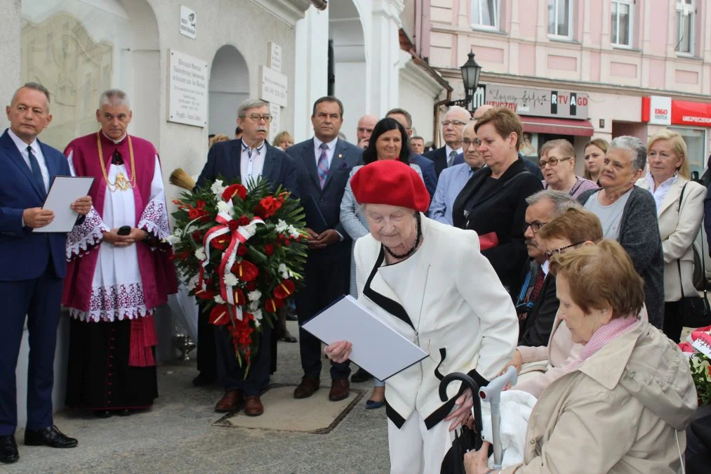 Jarocin. Odsłonięcie tablicy poświęconej kolporterom gazety konspiracyjnej "Dla Ciebie, Polsko" i koncert patriotyczny w JOK-u