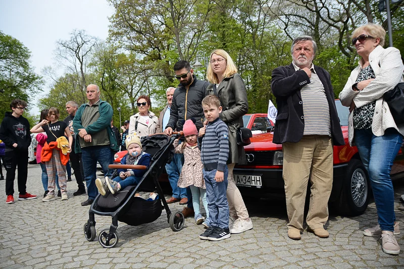 Wystawa zabytkowych pojazdów w Jarocinie z okazji Święta Flagi