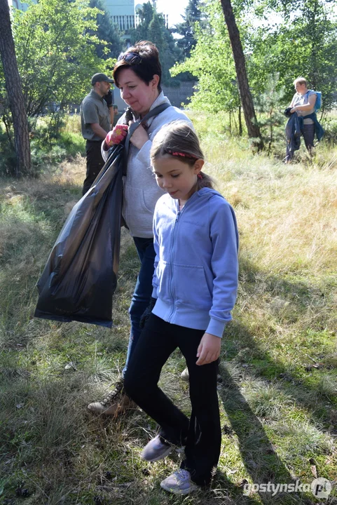 Akcja "Czysty las, czysta gmina - sprzątamy razem" w Piaskach