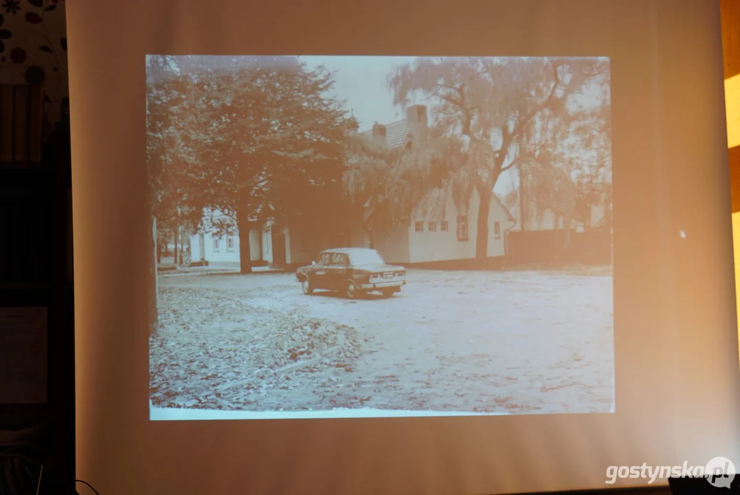 Miłośnicy starych fotografii w pogorzelskiej bibliotece