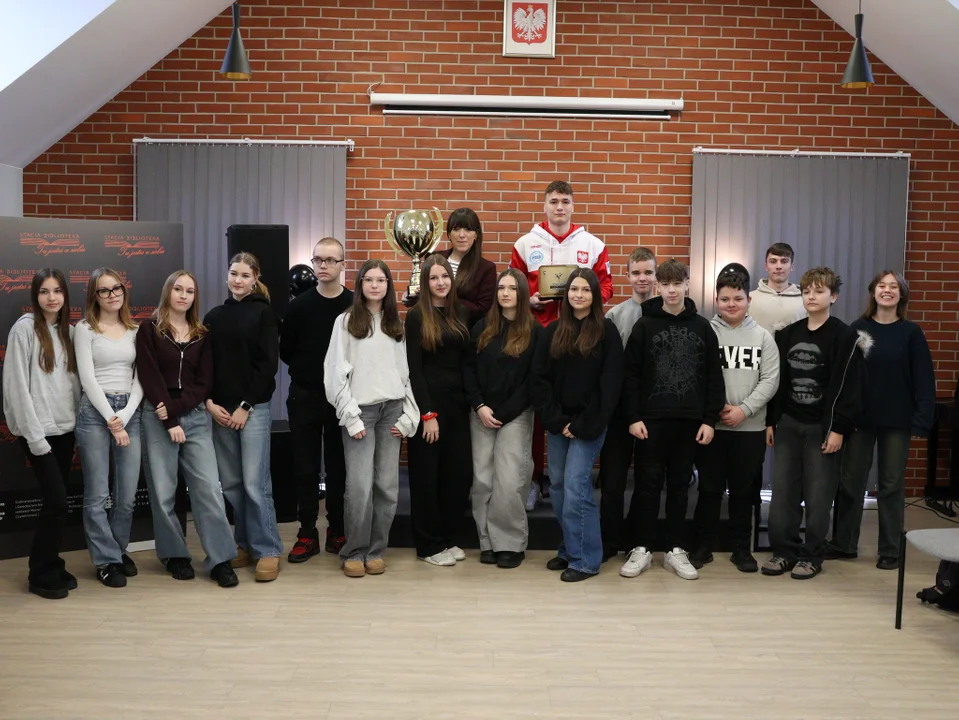 O drodze do sukcesu. Filip Sójka, mistrz świata, odwiedził pleszewską bibliotekę - Zdjęcie główne