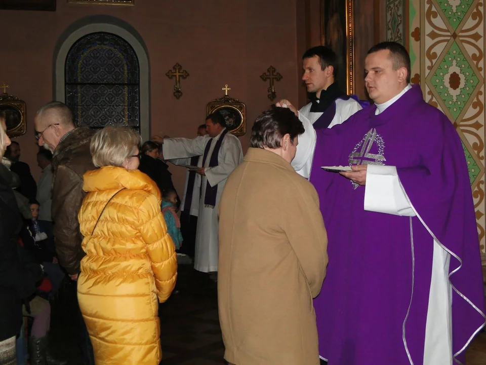 Środa Popielcowa z posypaniem głów popiołem