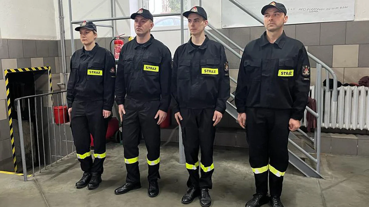 Czworo strażaków przyjęto do służby w jednostce w Gostyniu - Zdjęcie główne