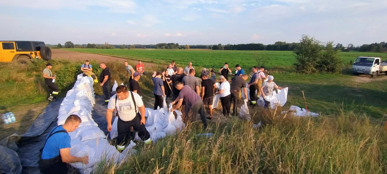 Tacy mieszkańcy to skarb. Tak wspierają powodzian i strażaków [ZDJĘCIA] - Zdjęcie główne