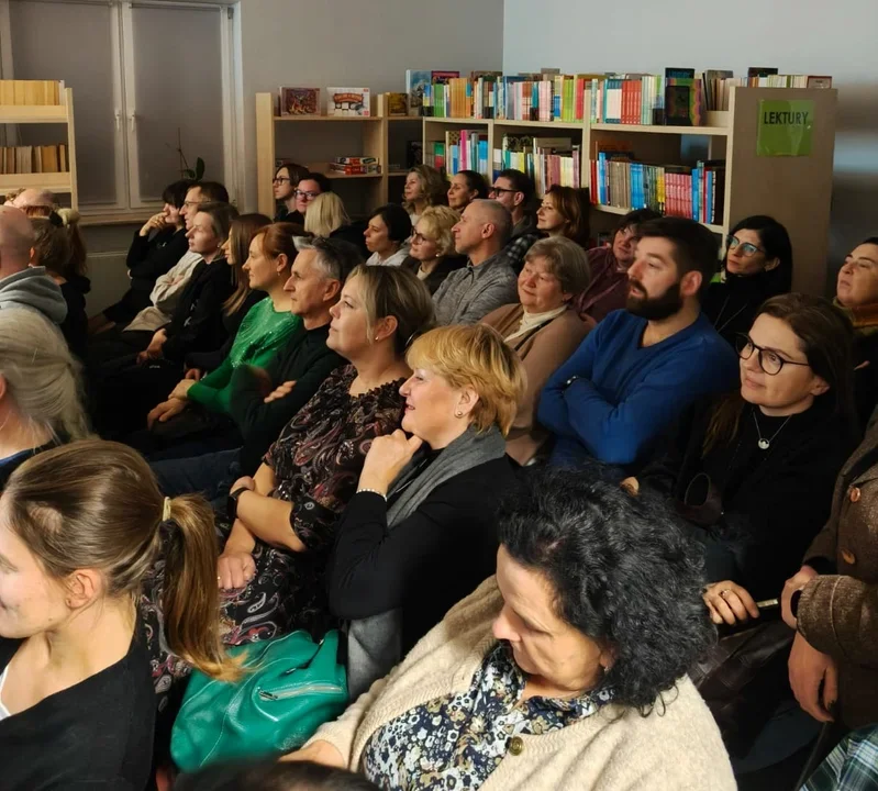 Sławek Gortych, autor bestsellerowej Karkonoskiej Serii Kryminalnej, odwiedzi gołuchowską bibliotekę. Spotkanie poprzedzi wernisaż wystawy fotografii Patryka Zimnego - Zdjęcie główne
