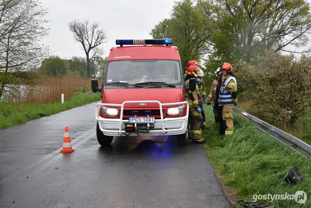 Kolizja w Łęce Małej, w pobliżu Maciejewa. Samochód w rowie