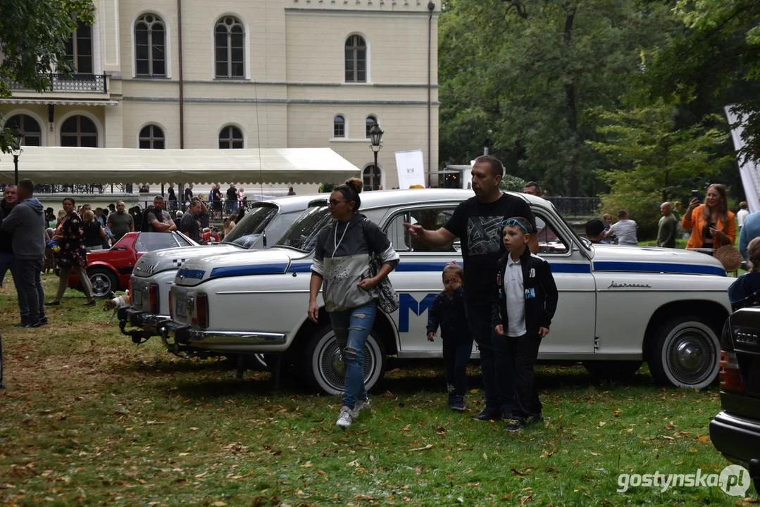 Zlot samochodów retro w Zamku Wielkopolskim w Rokosowie