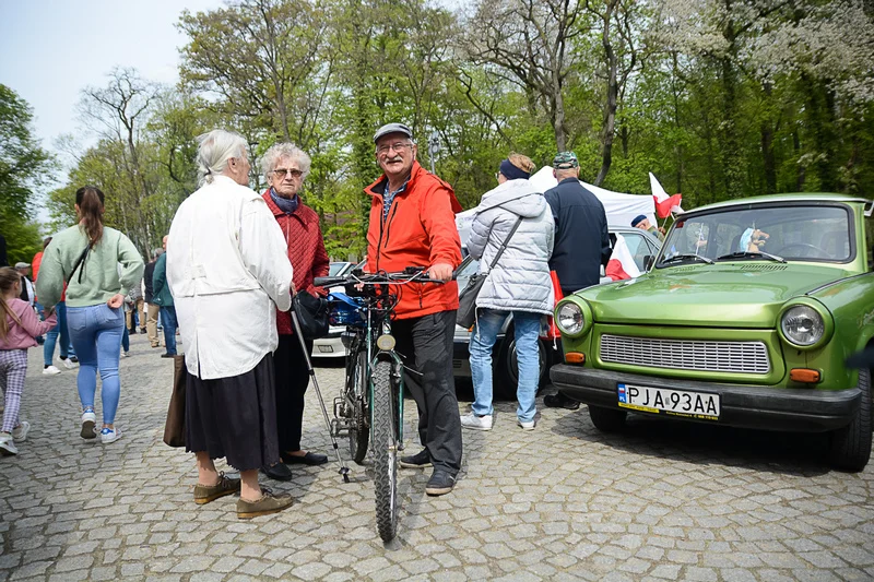 Wystawa zabytkowych pojazdów w Jarocinie z okazji Święta Flagi