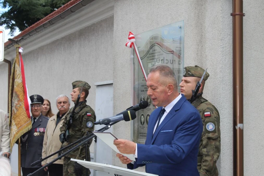 Jarocin. Odsłonięcie tablicy poświęconej kolporterom gazety konspiracyjnej "Dla Ciebie, Polsko" i koncert patriotyczny w JOK-u