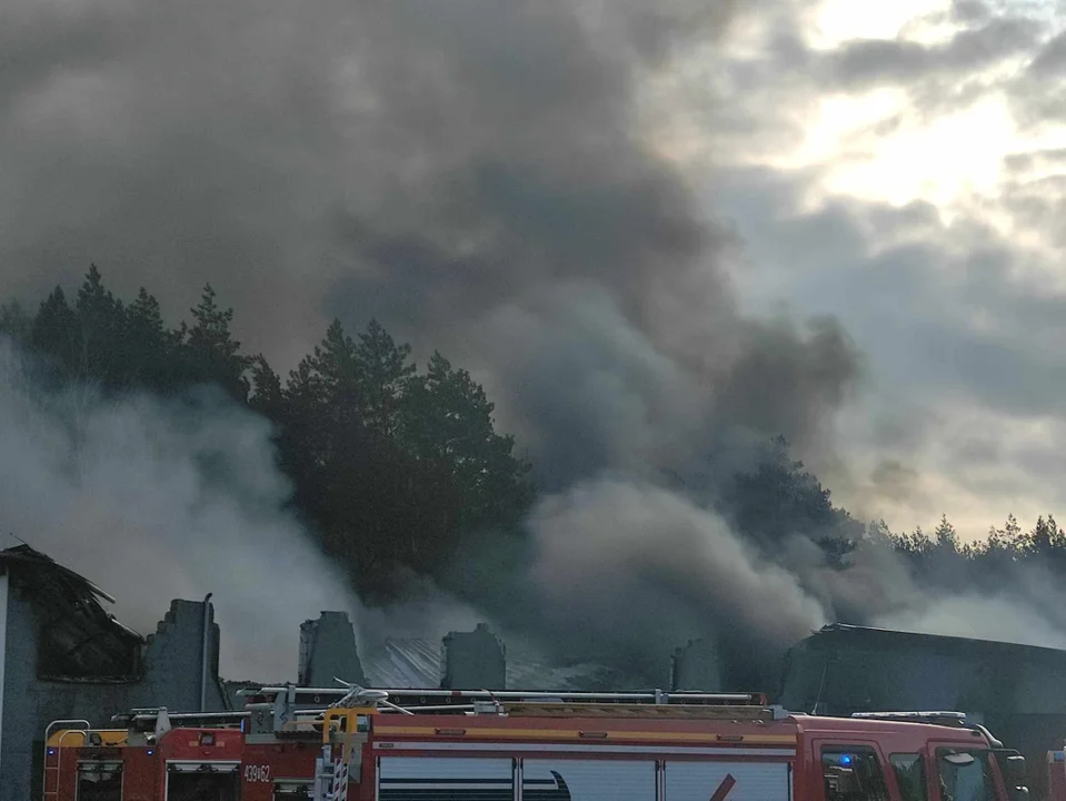 Pożar na stacji demontażu pojazdów w Śmiłowie