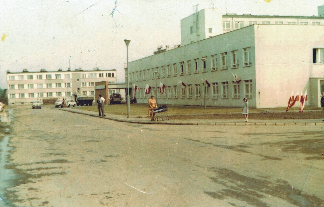 Prace porządkowe w przeddzień otwarcia nowego szpitala. 1982r.