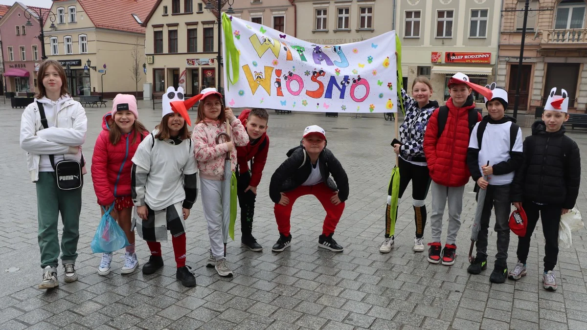 Przygotowali marzanny, przeszli w korowodzie i dobrze się bawili. Pierwszy dzień wiosny z Kolejarzem [ZDJĘCIA] - Zdjęcie główne