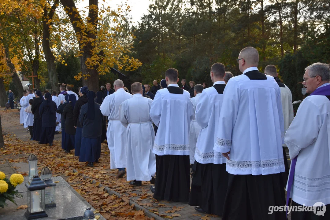 Wszystkich Świętych 2023 w Gostyniu. Znicze i kwiaty na nagrobkach - jak wyglądają cmentarze