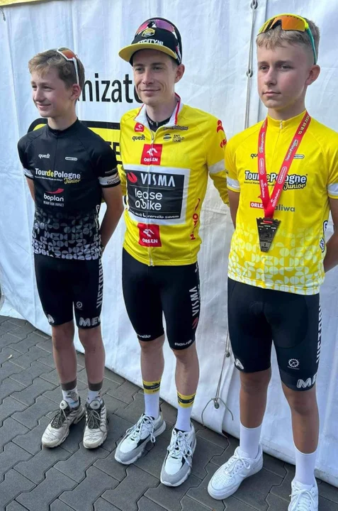 Marcel i Kuba z liderem seniorskiego Tour de Pologne Duńczykiem Jonasem Vinegaardem