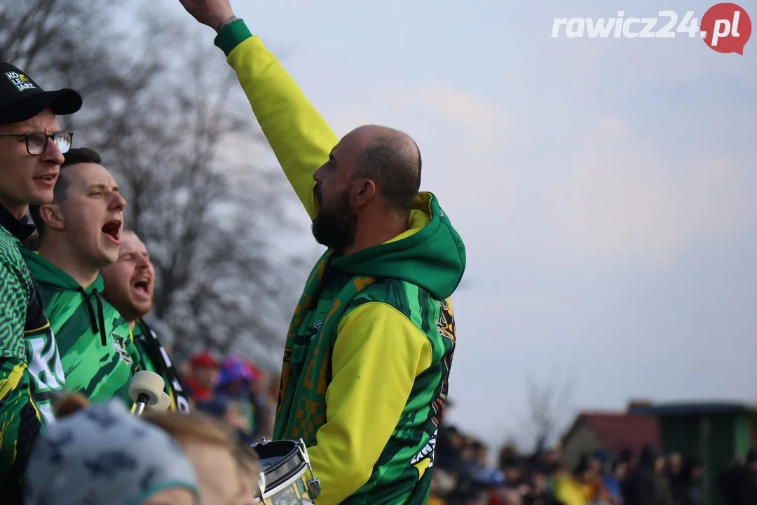 Kibice Kolejarza Rawicz podczas inauguracji sezonu w Rawiczu.