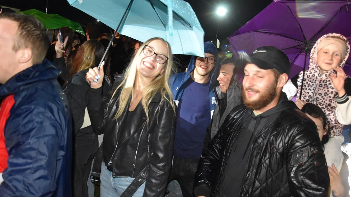 Dni Pogorzeli 2025. Deszczowy koncert disco polo - kapela Łobuzy