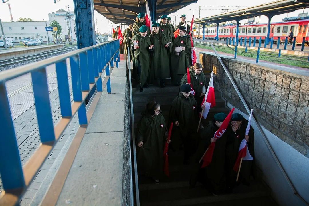 Harcerze werblem i dzwonkiem "budzili śpiących" na dworcu w Jarocinie