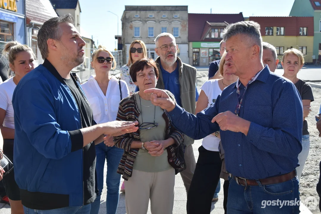 Spotkanie burmistrza Łukasz Kubiaka z przedsiębiorcami handlującymi na rynku w Krobi