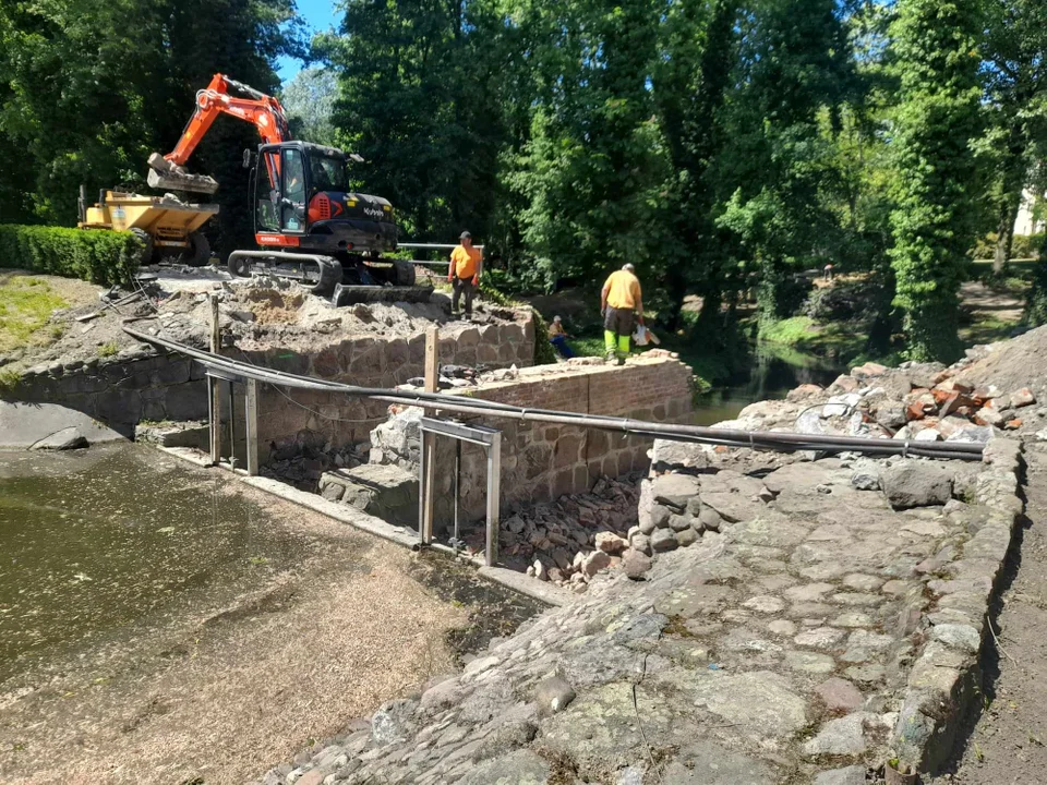 Trwa budowa kładek w parku Radolińskich w Jarocinie. Trzeba się liczyć z utrudnieniami - Zdjęcie główne