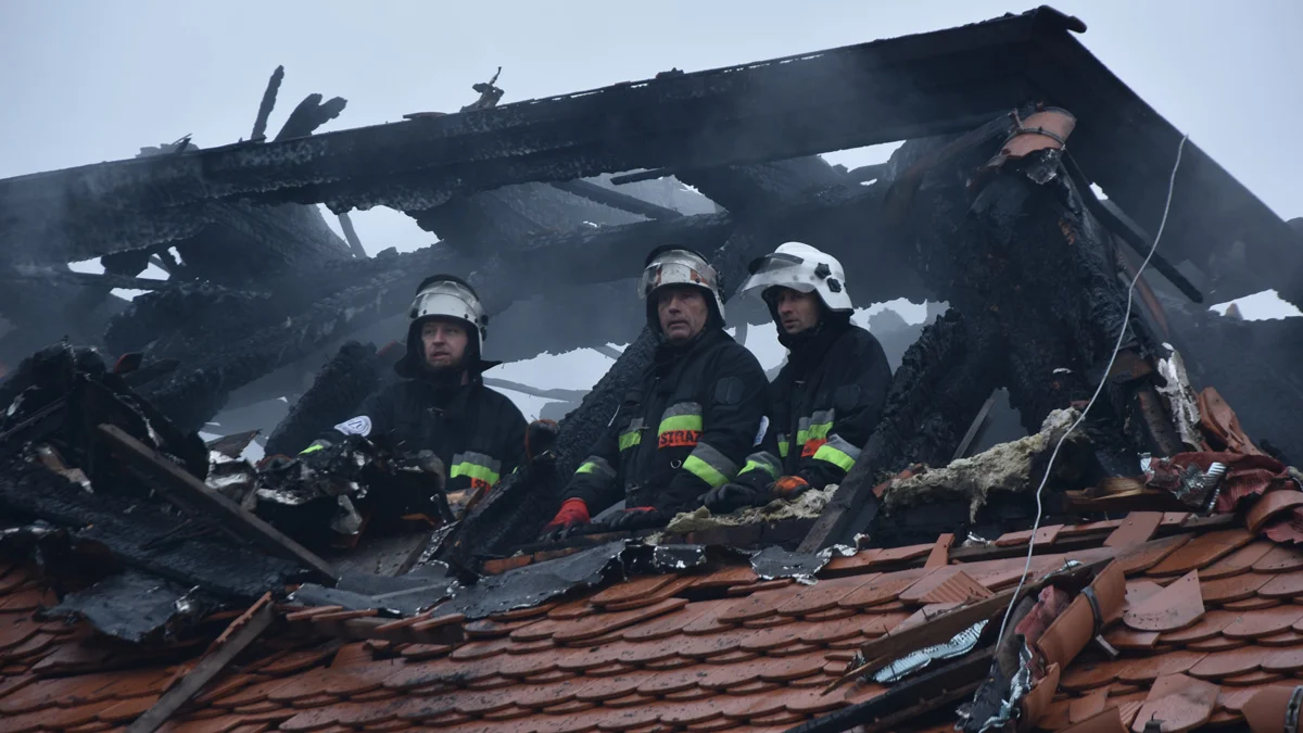 Pożar pałacu w Pępowie. Z poddasza pozostały osmolone szczątki. Co wstępnie ustaliła policja? - Zdjęcie główne